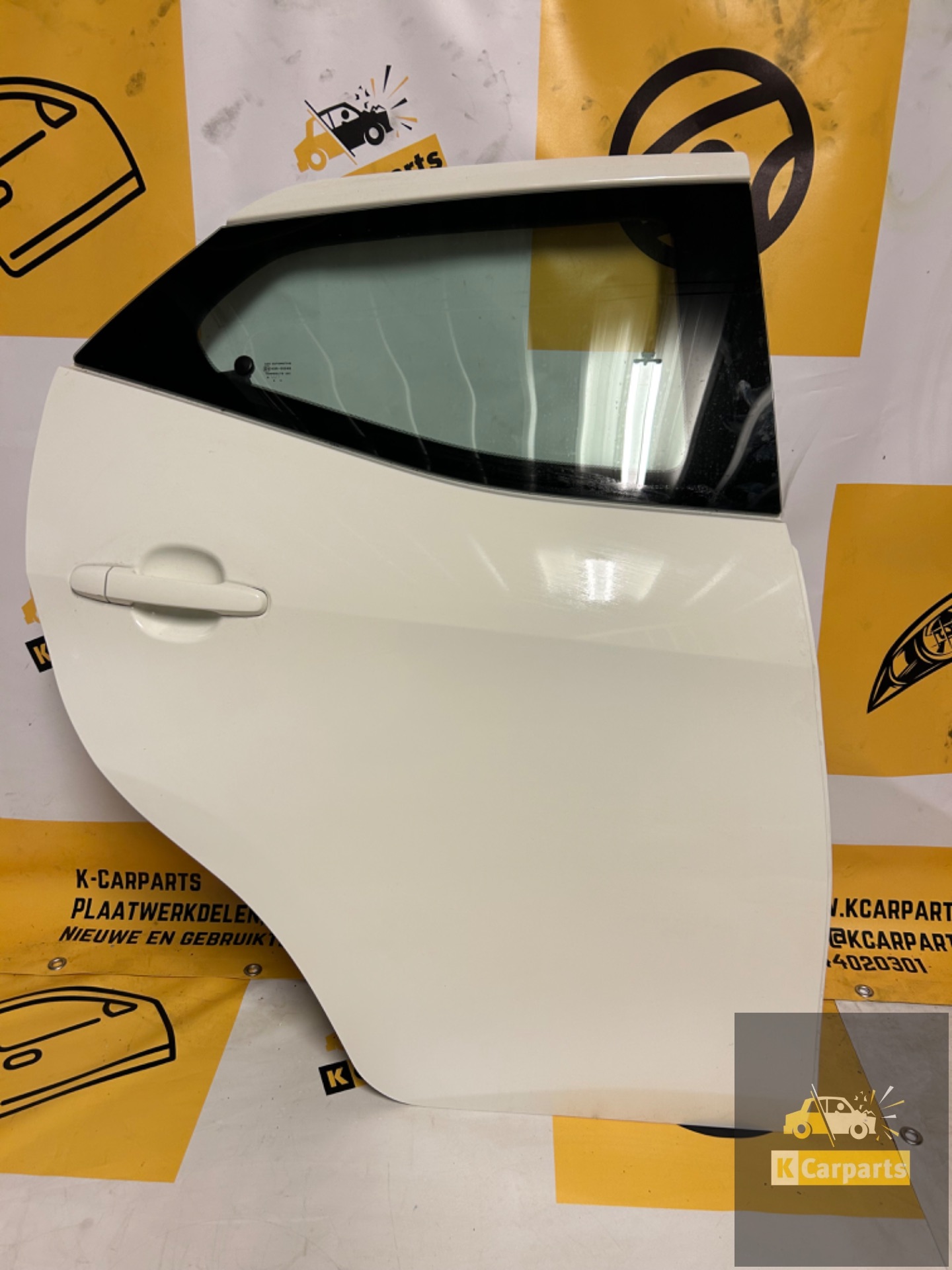 Porte Toyota Aygo Juste derrière la porte KWD 068