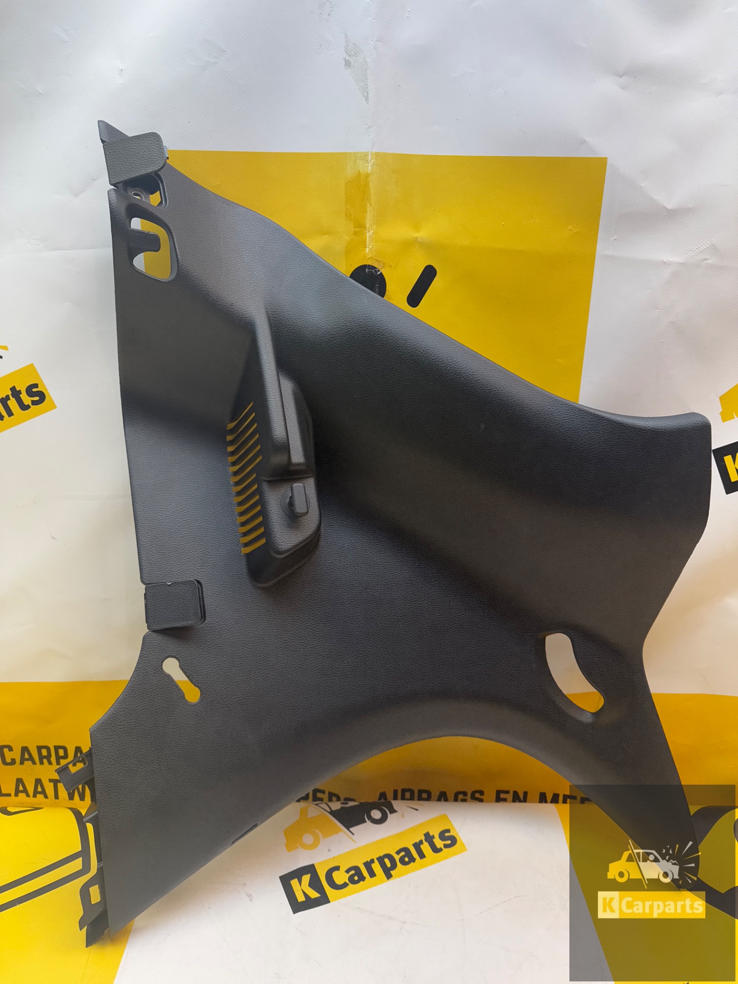 “Side panel covering luggage compartment left rear Aygo X