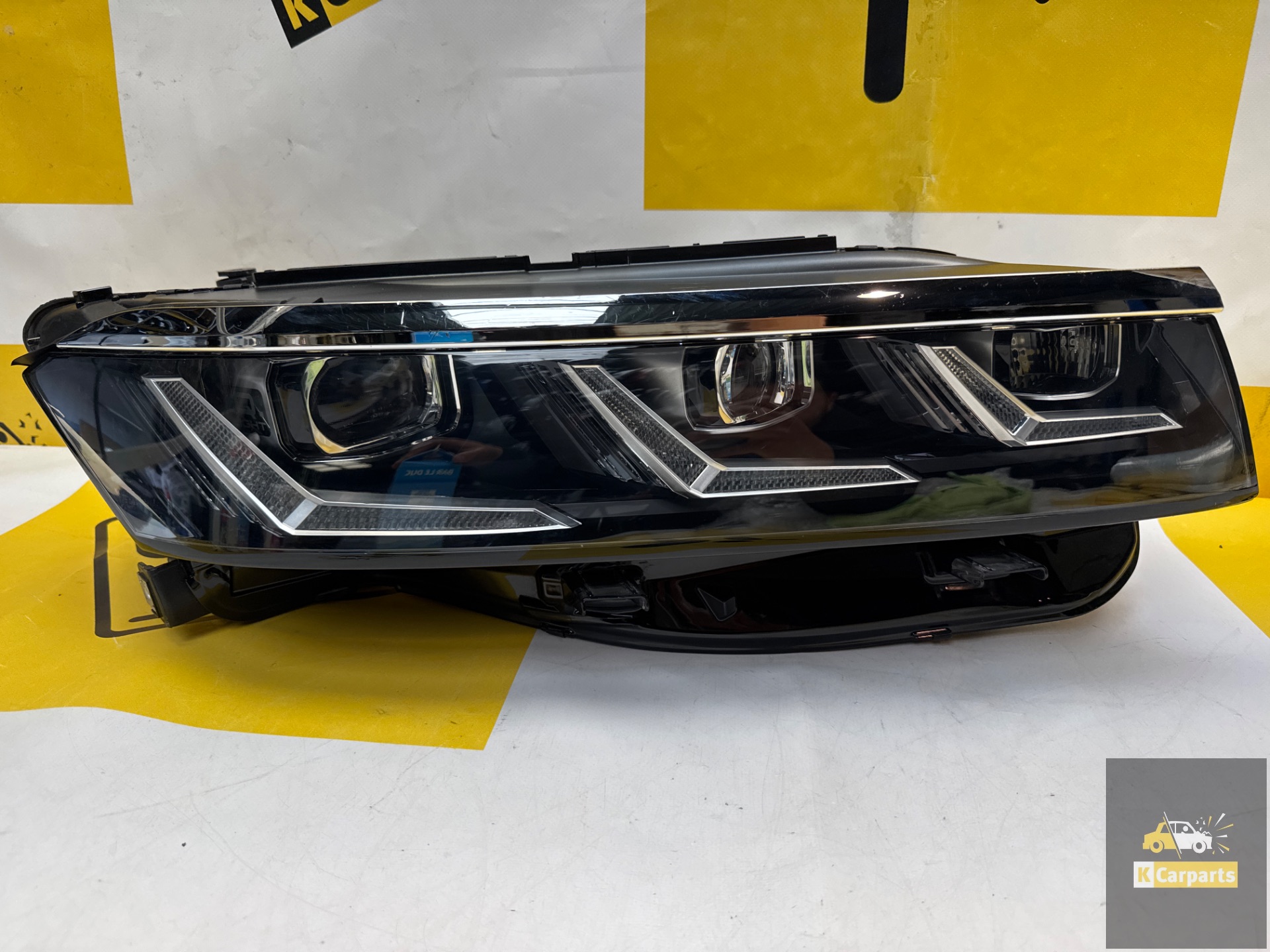Volkswagen Touareg III Right Headlight 761941082B