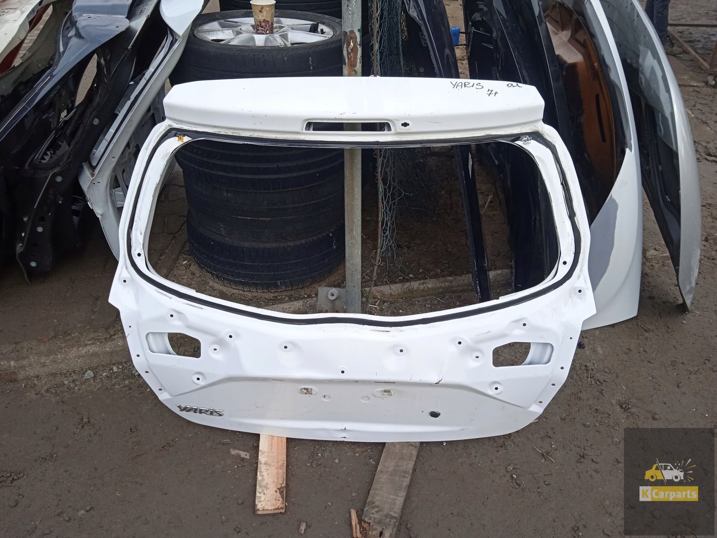 Hayon arrière de la Toyota Yaris III relevé