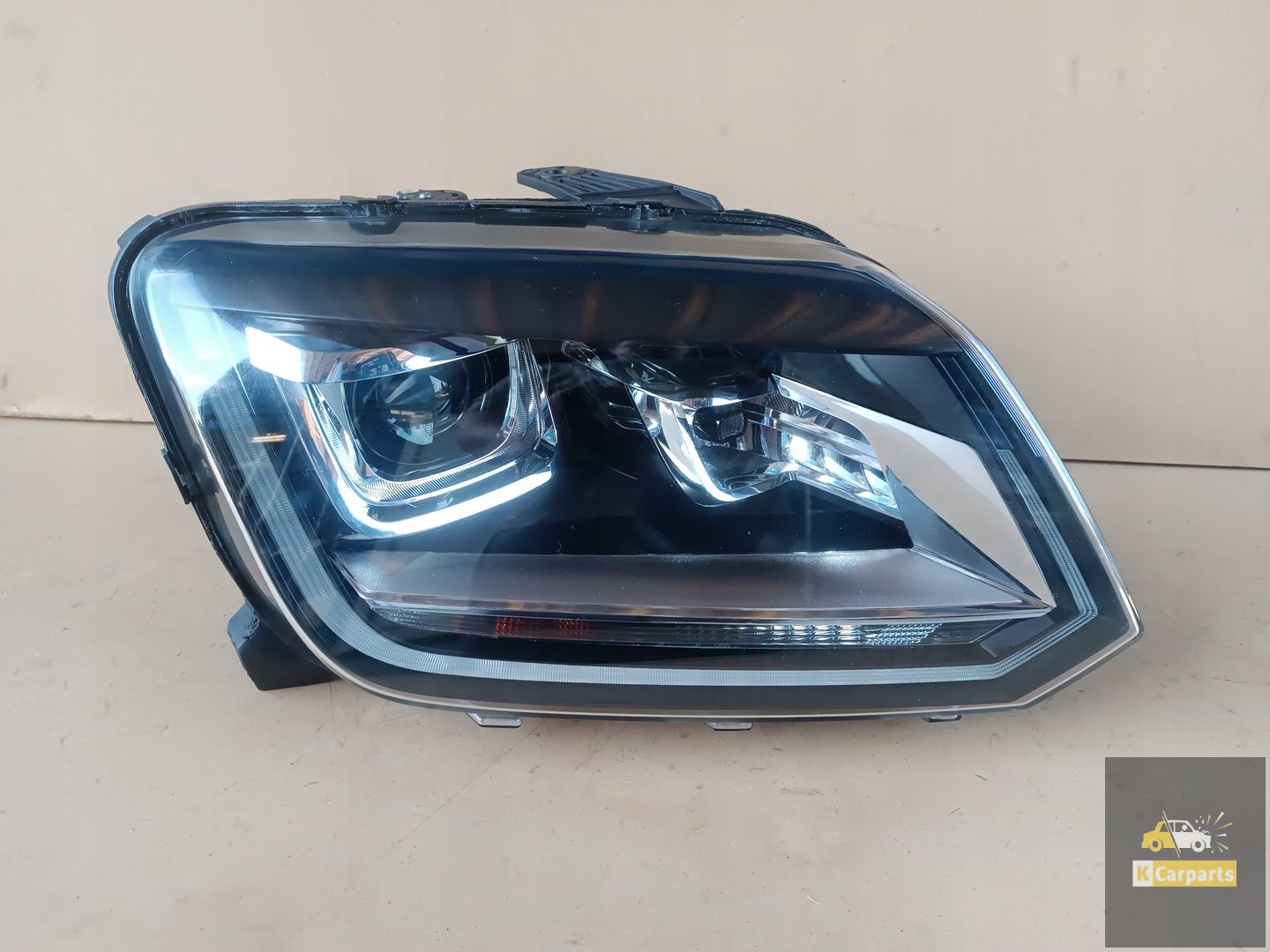 VW Amarok Xenon lamp right