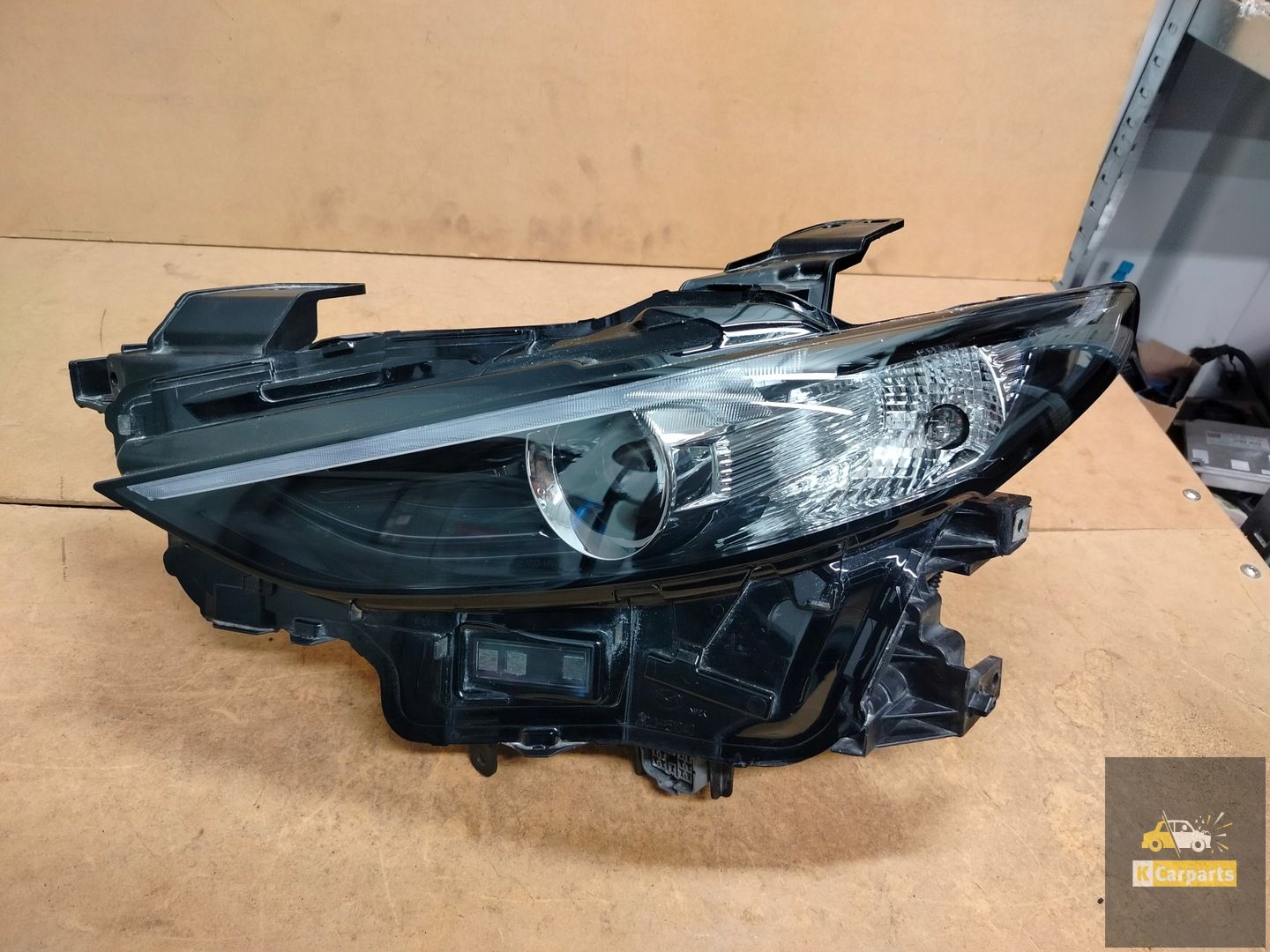 BCJH-51040, Mazda 3 IV BP LED 8 Pin Linkerlamp heffen