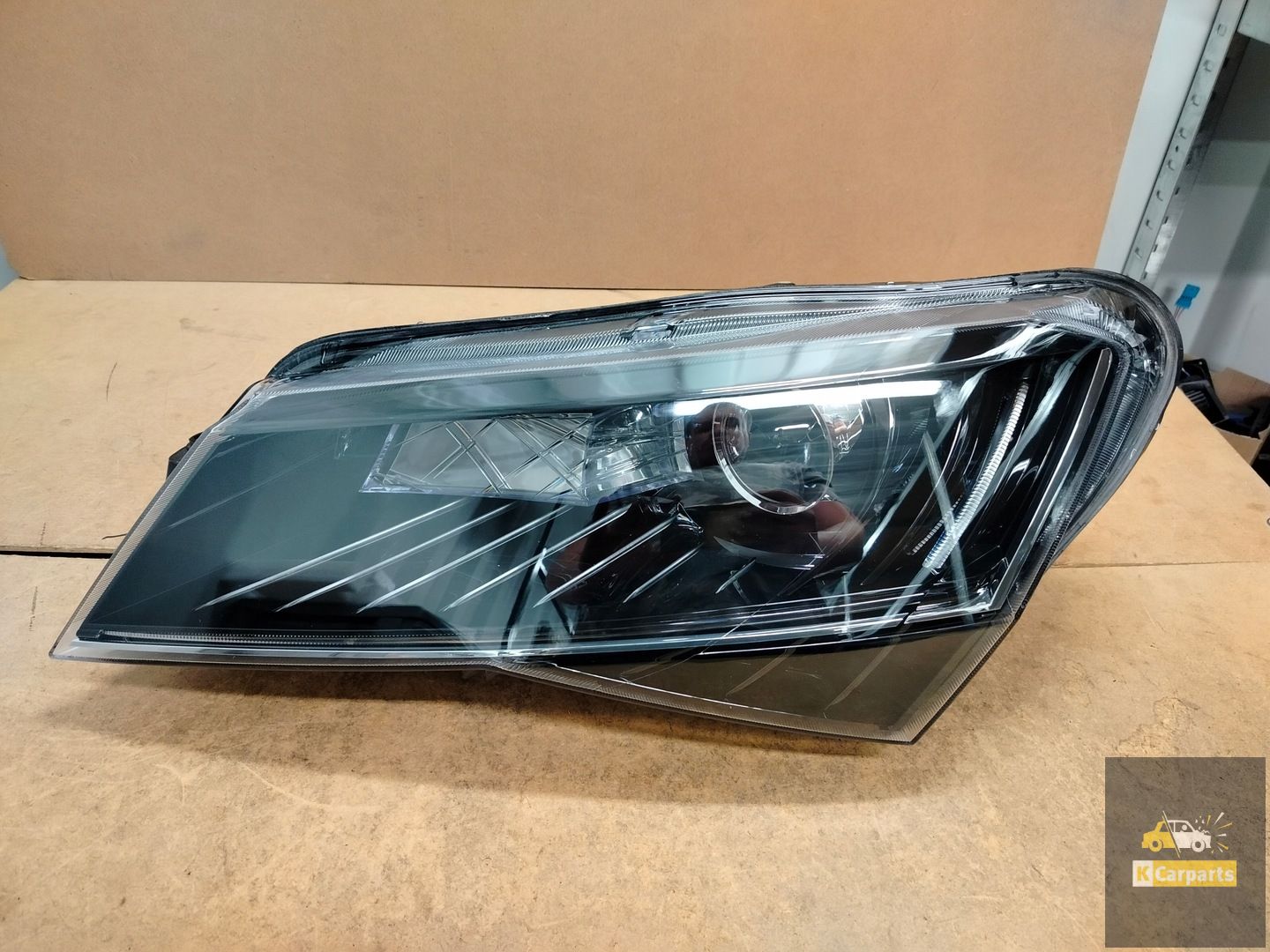 3V1.941.015.B, Skoda Superb III Xenon lamp left
