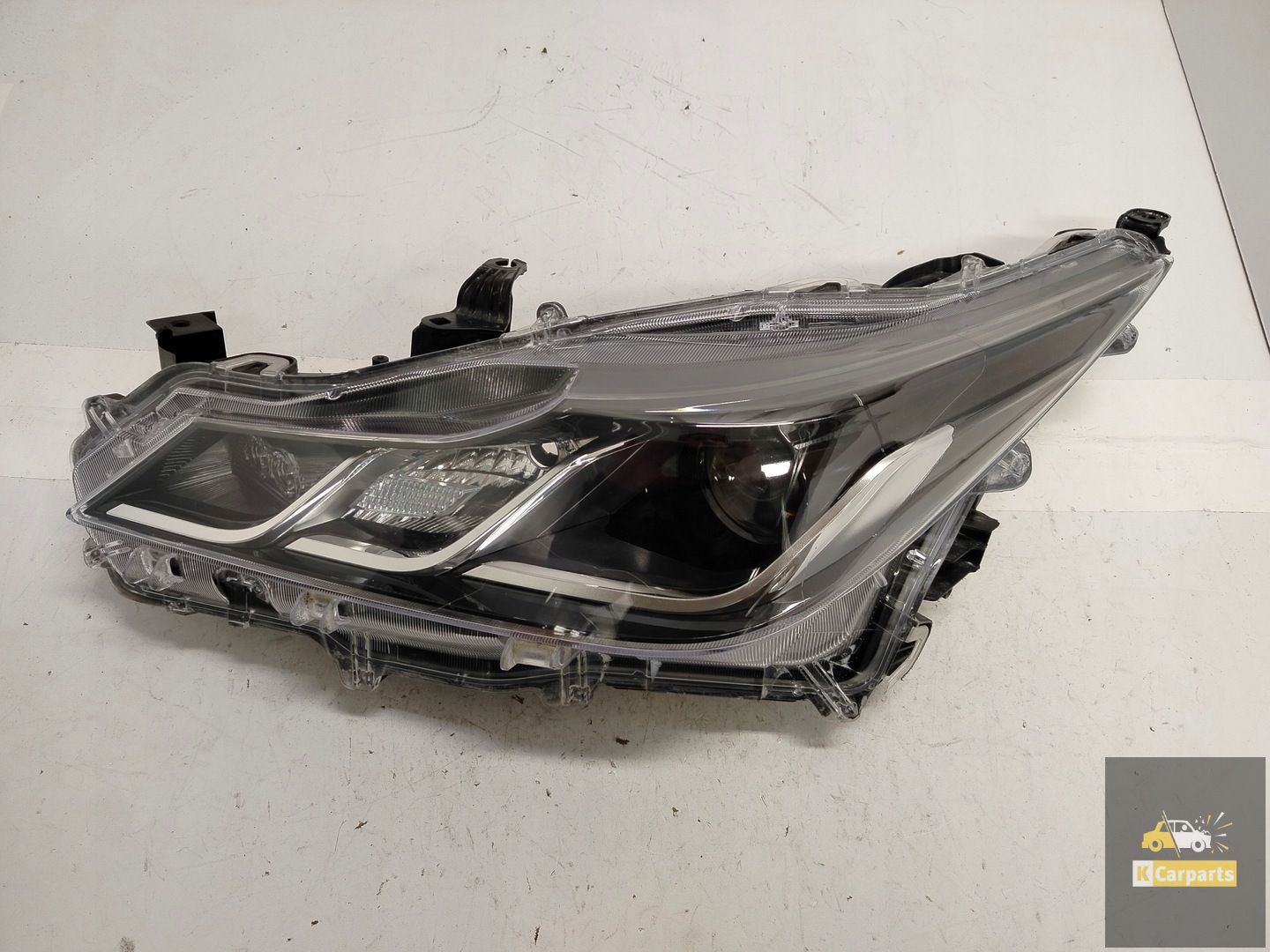 81150-02T31-00, Liens de vitre de phare pour Toyota Corolla E21 Berline