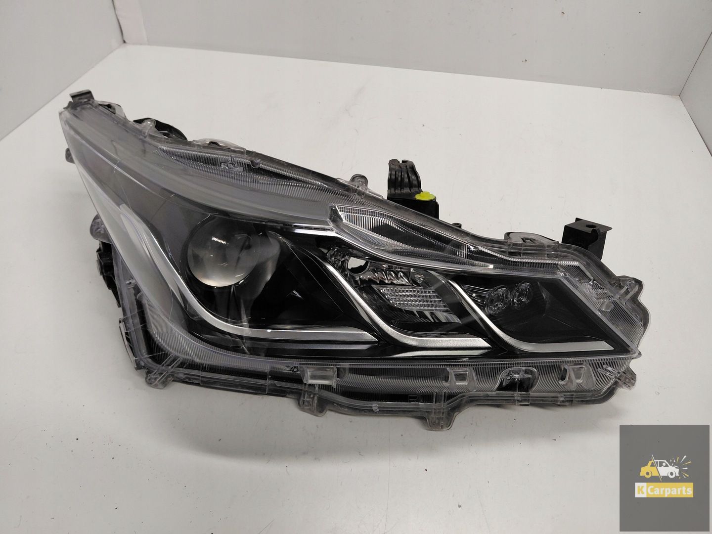 81110-02T31-00, lentille LED droite pour Toyota Corolla E21