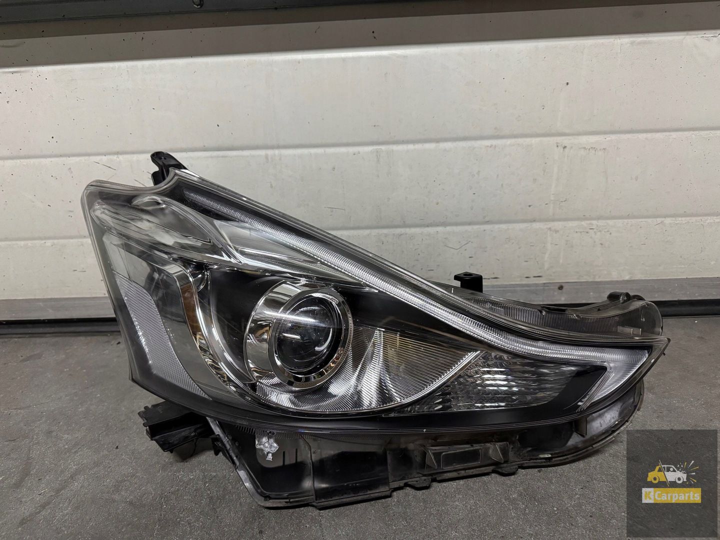 PRIUSPLUSLIFT, Toyota Prius Plus LIFT avec phare droit entièrement à LED