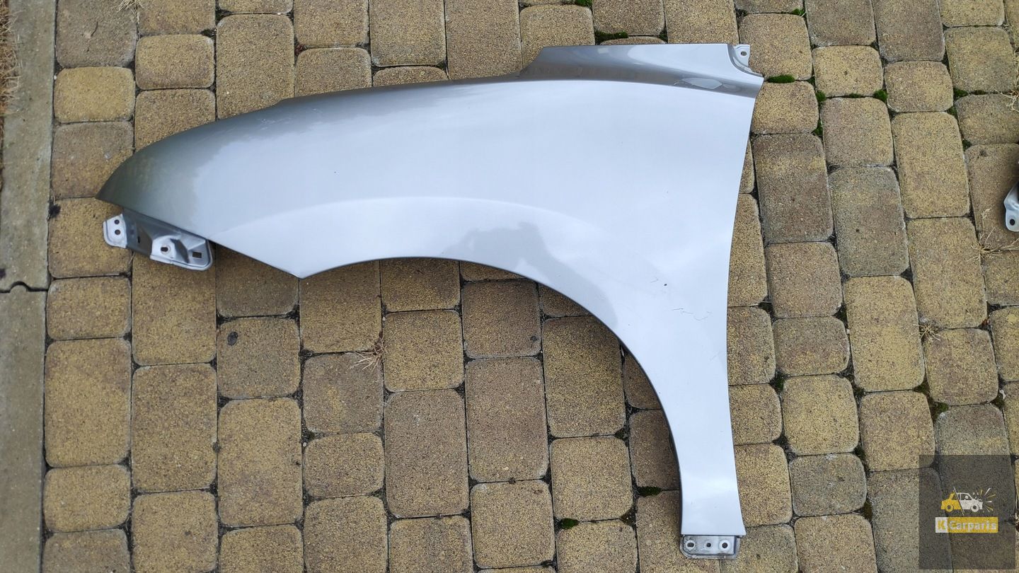 57711M68, SUZUKI BALENO 2 II 15- LINKER VORDERER KOTFLÜGEL
