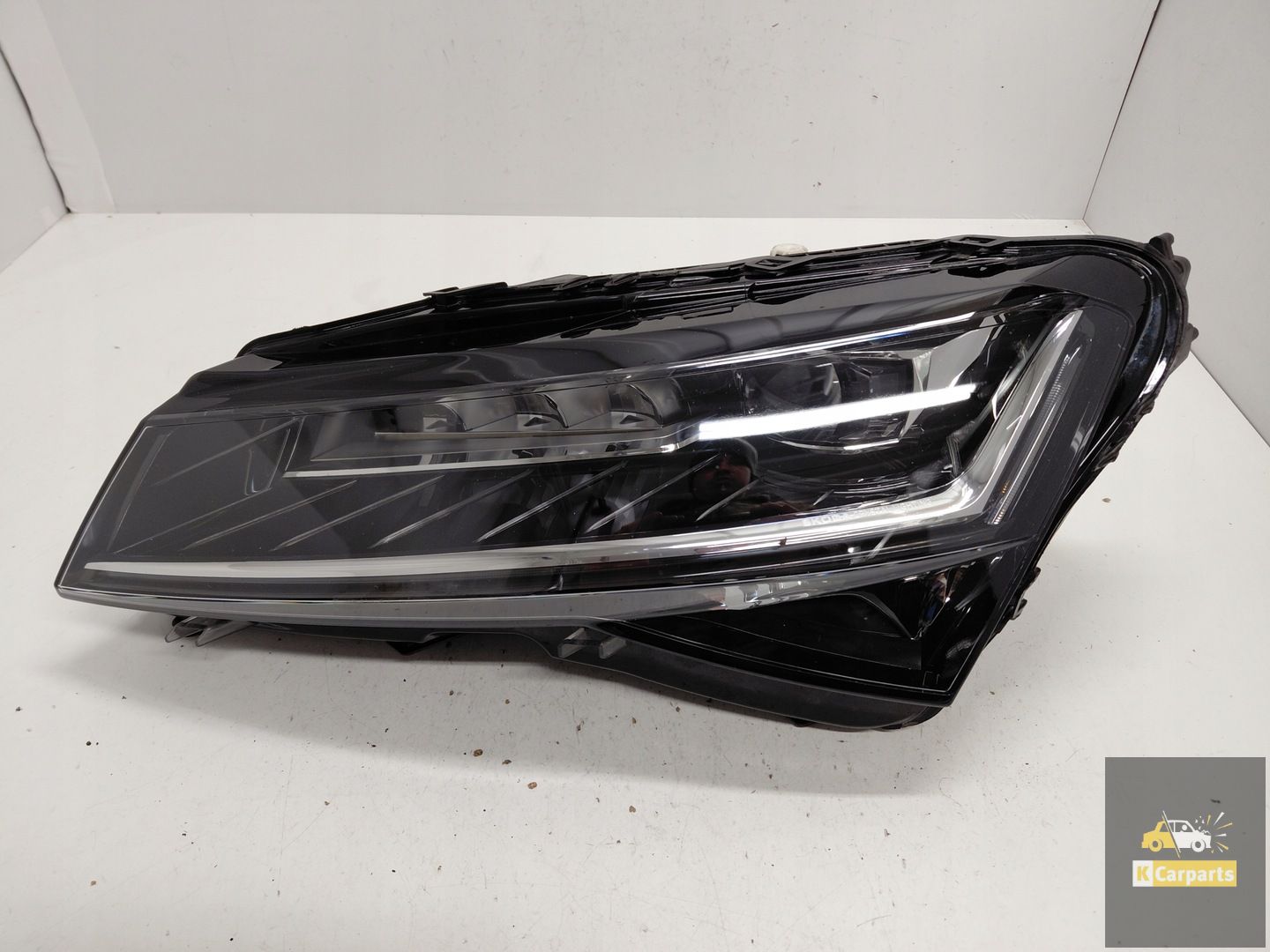 3V1.941.015.D, Phare LED gauche complet pour hayon de Skoda Superb III