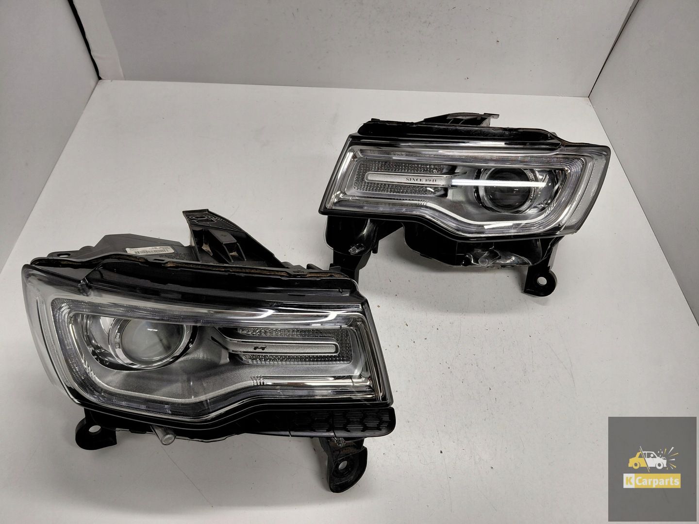 68144709AC, Jeep Grand Cherokee Wk2 Xenon geen torsie linkerlamp rechts