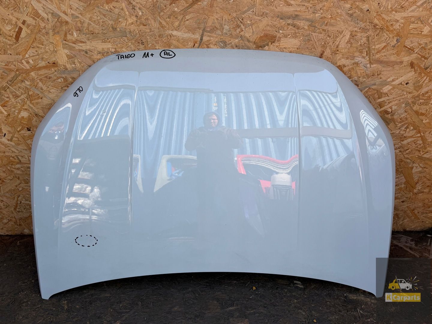 VW Taigo hood