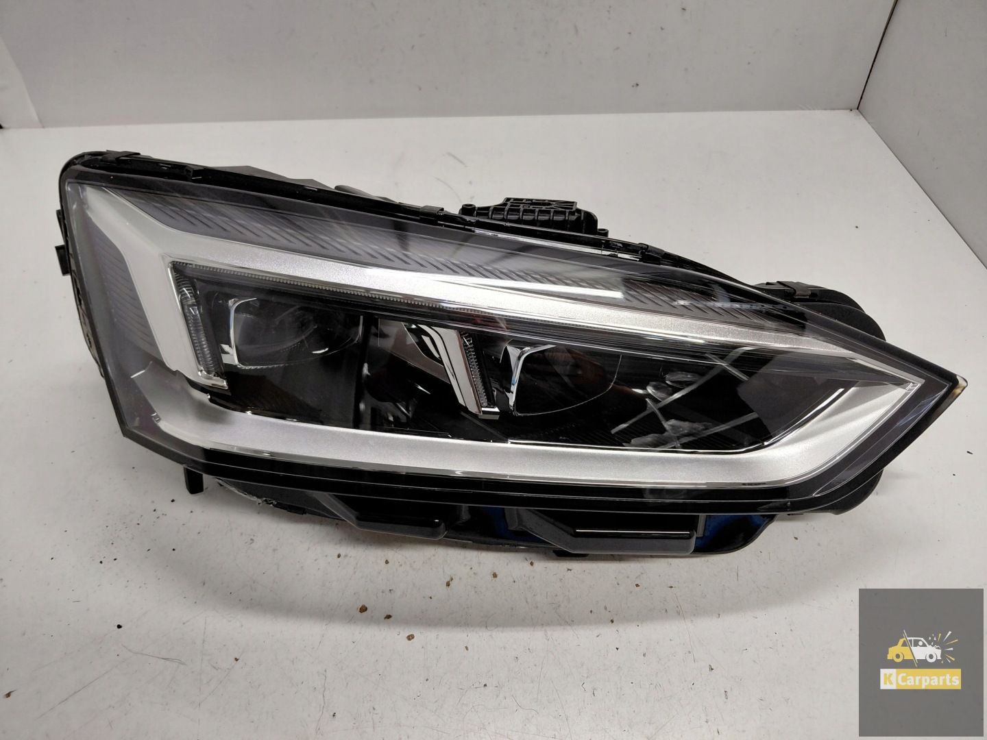 Ampoule LED 8W6 B9 Full LED droite pour Audi A5 (référence 8W6.941.034.D).