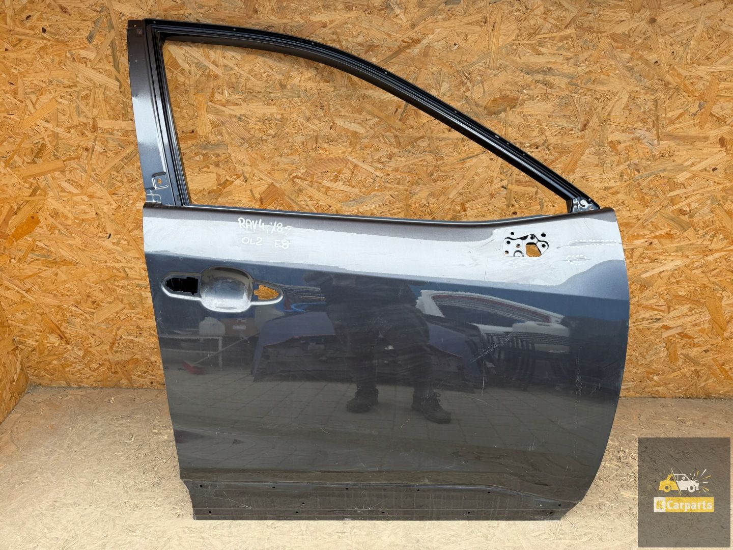 Toyota Rav4 V18 - right front door
