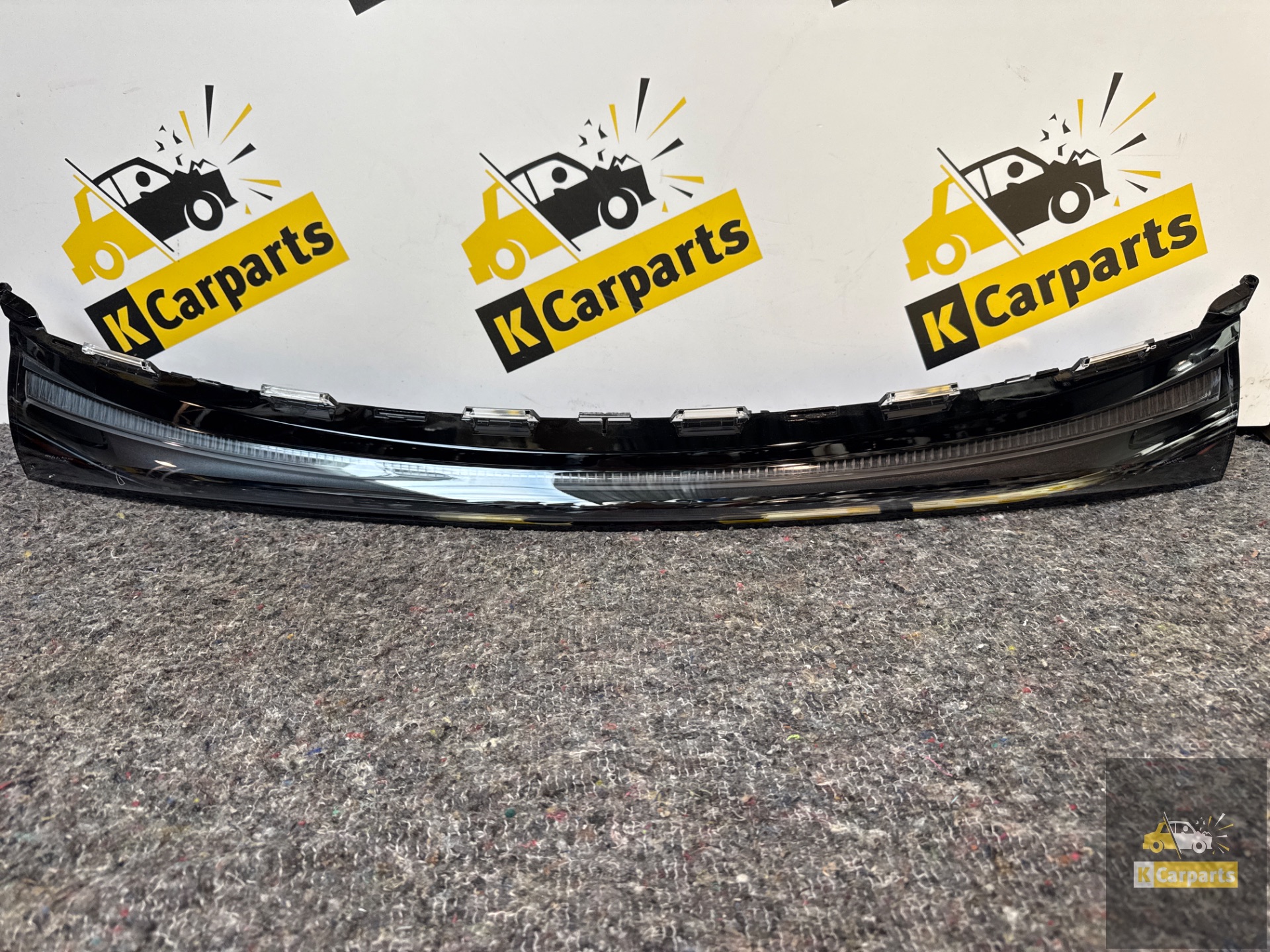 MERCEDES EQE EQB W243 LED-KÜHLSCHRANKLEBER FRONT A2439063200