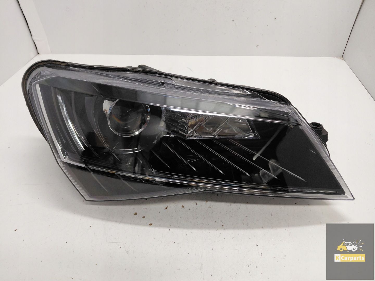 3V1.941.016.B, Phare droit au xénon à torsion B pour Skoda Superb III