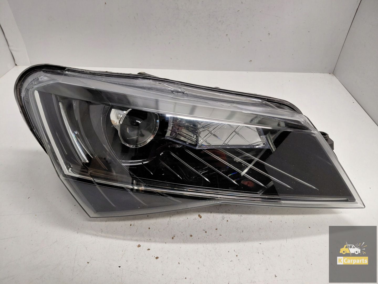 3V1.941.016.B, Phare droit Skoda Superb III Xenon Torsion B en parfait état