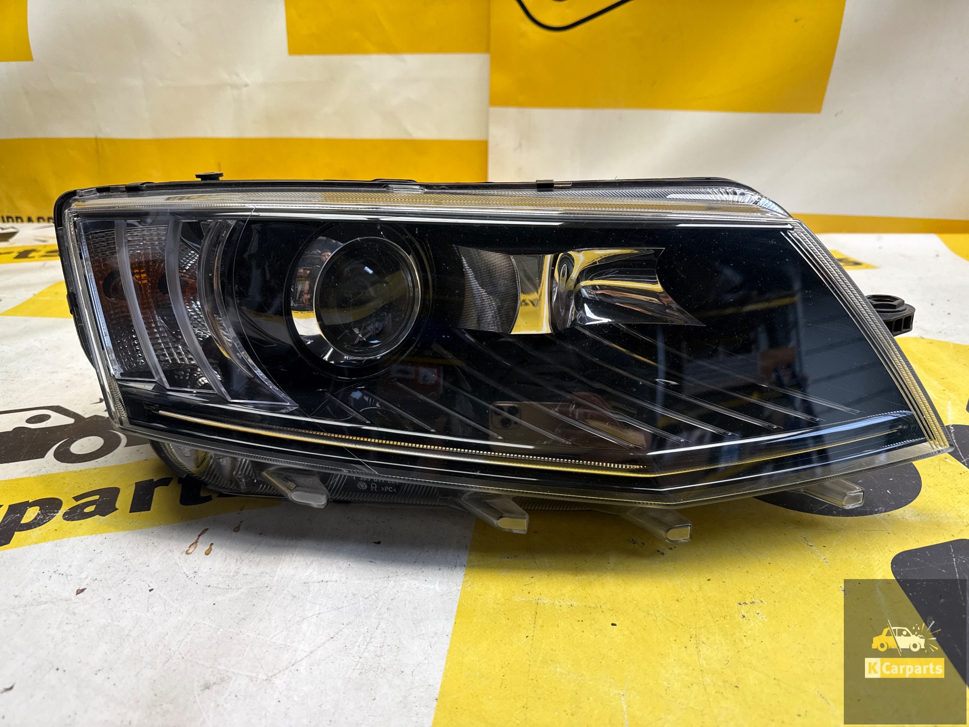 Skoda Octavia III 5E 12-16 headlight right Bi-Xenon 5E1941016B