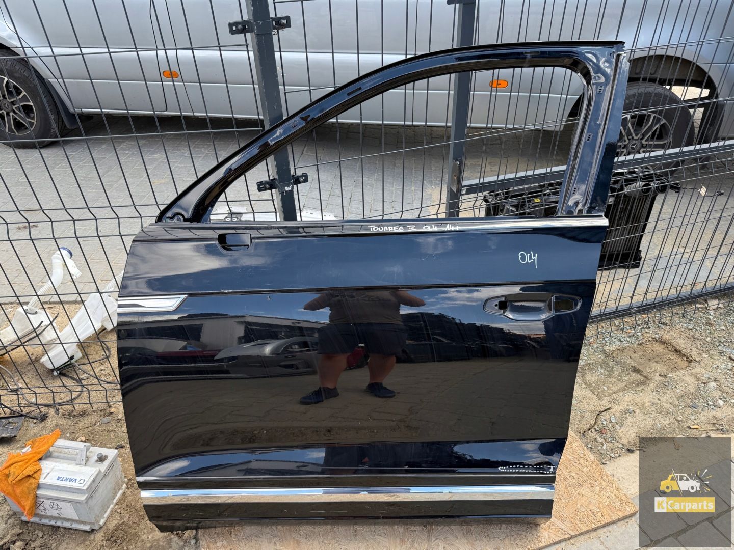 VW Touareg III left front door