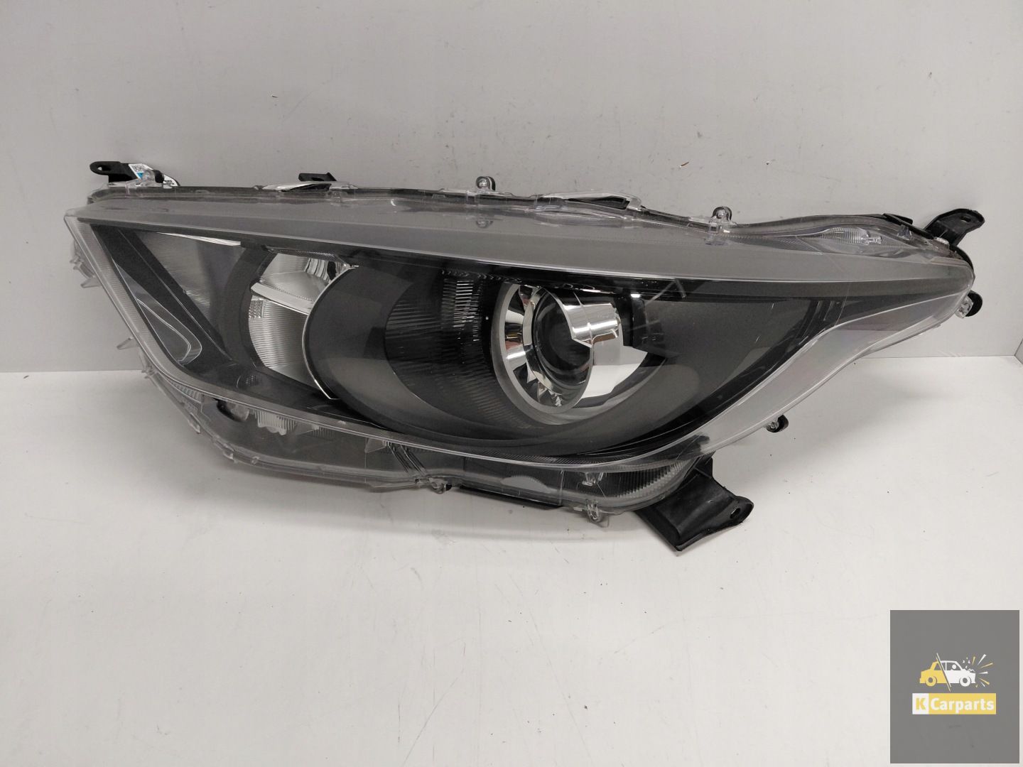 Euk0-6, Toyota Yaris IV Standardobjektiv links