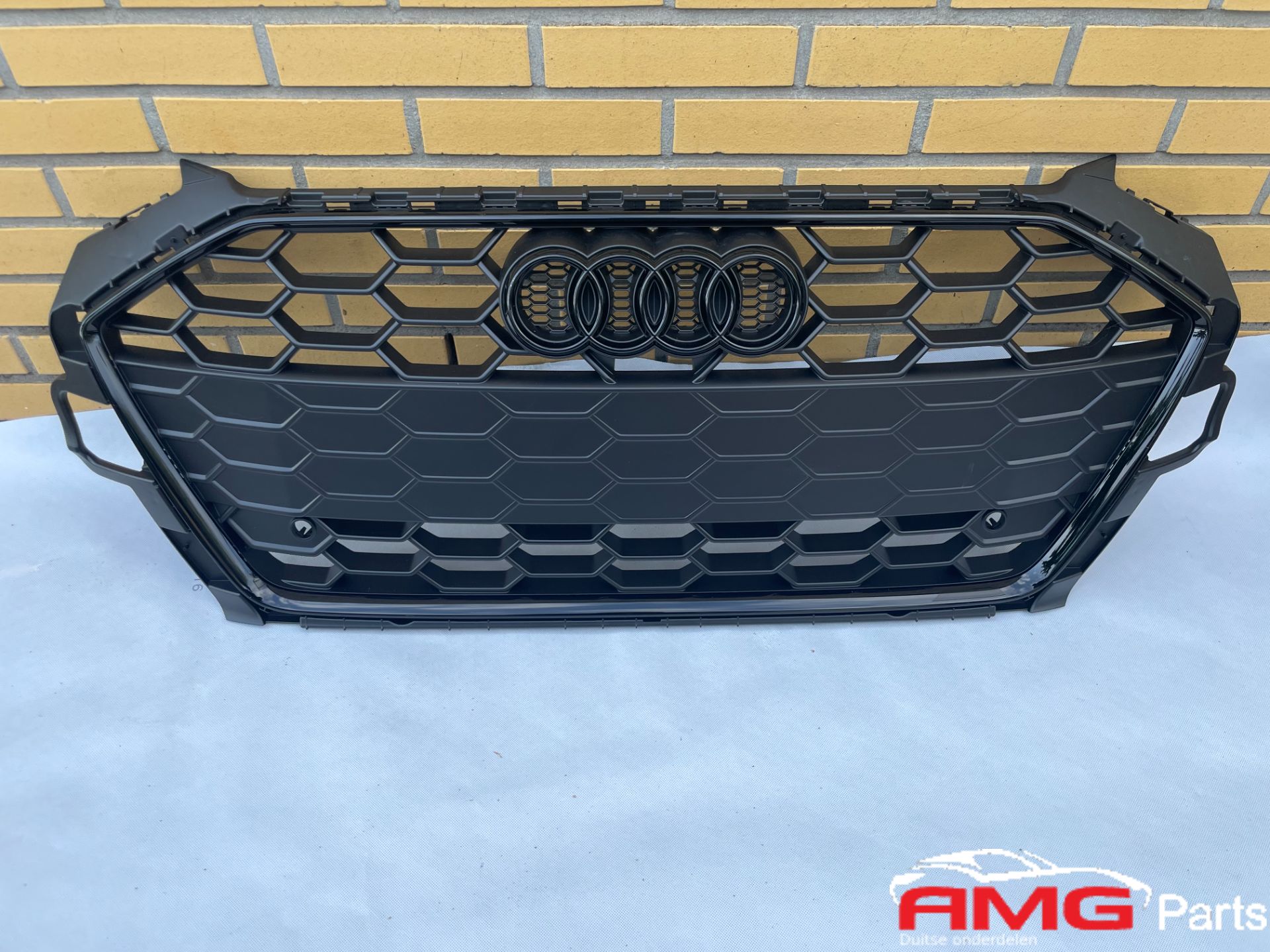 Audi A4 B9 8W S Line Grill Zwart Logo ORIGINEEL 8W0853651 EB