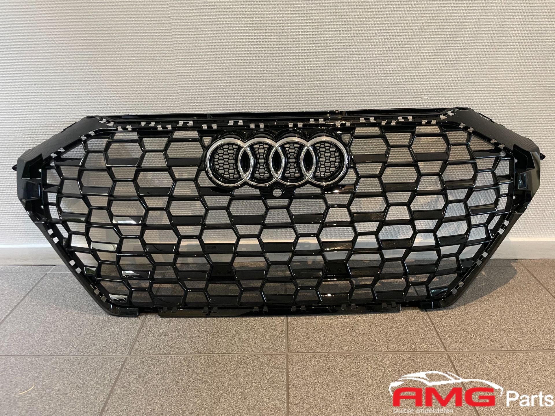 Audi RSQ3 83F Embleem Grille Hoogglans Zwart 83A853651D