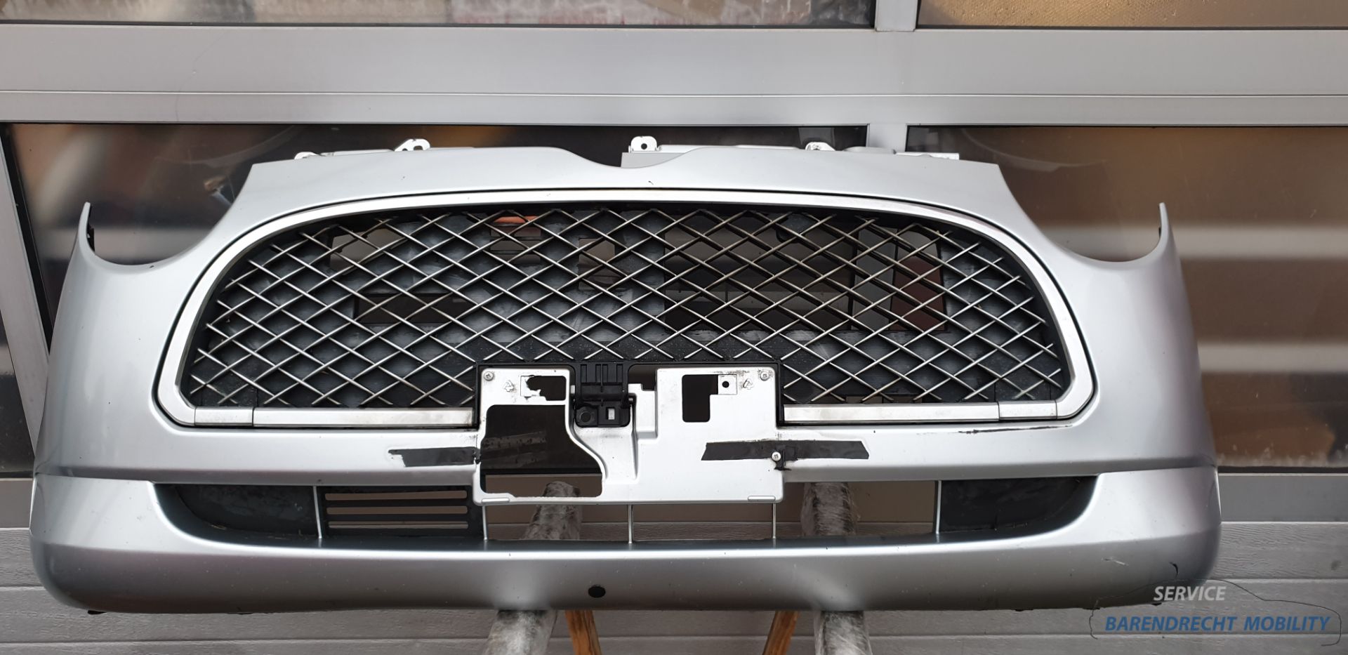 Frontstoßstangengrill für Daihatsu Trevis S28, silbermetallic. Komplett.