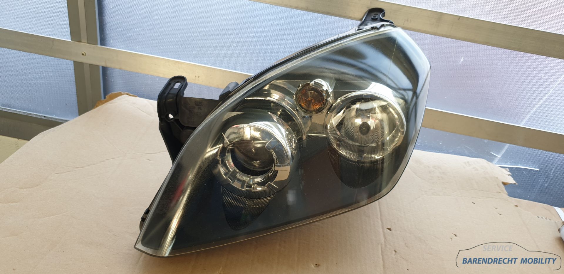 Koplamp Opel Tigra Twintop TT links halogeen donkere inleg bestuurderskant origineel gebruikt 2004 / 2010