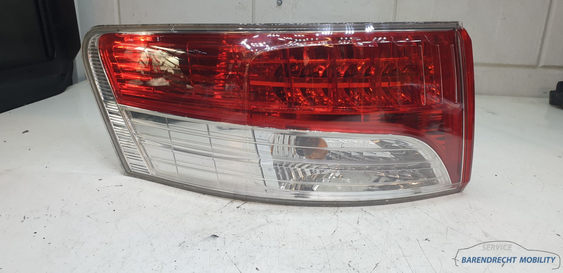 Achterlicht links buiten Avensis T27 sedan Toyota 8155005250 origineel gebruikt 2008 / 2013