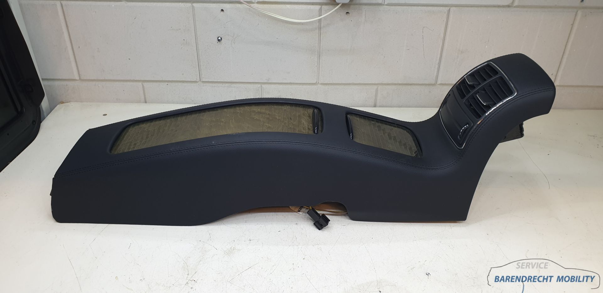 Middenconsole achterzijde opbergvak CLS W219 Mercedes 2198600030 origineel gebruikt 2004 / 2011