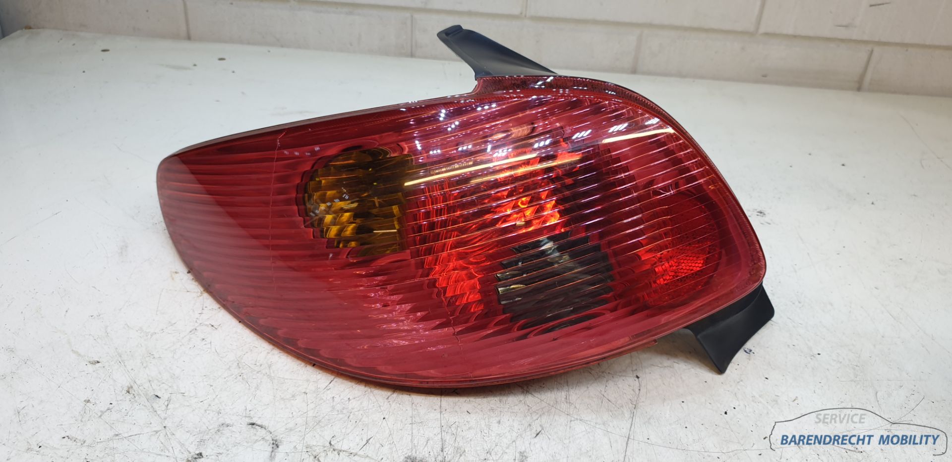 Achterlicht links 206 HB Peugeot facelift ZGAN bestuurderskant origineel gebruikt 2006 / 2008