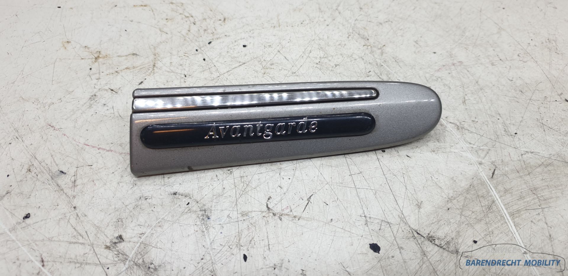 Stootstrip spatbord W211 Avantgarde rechts Mercedes E klasse cubanite zilver origineel gebruikt 2006 / 2009