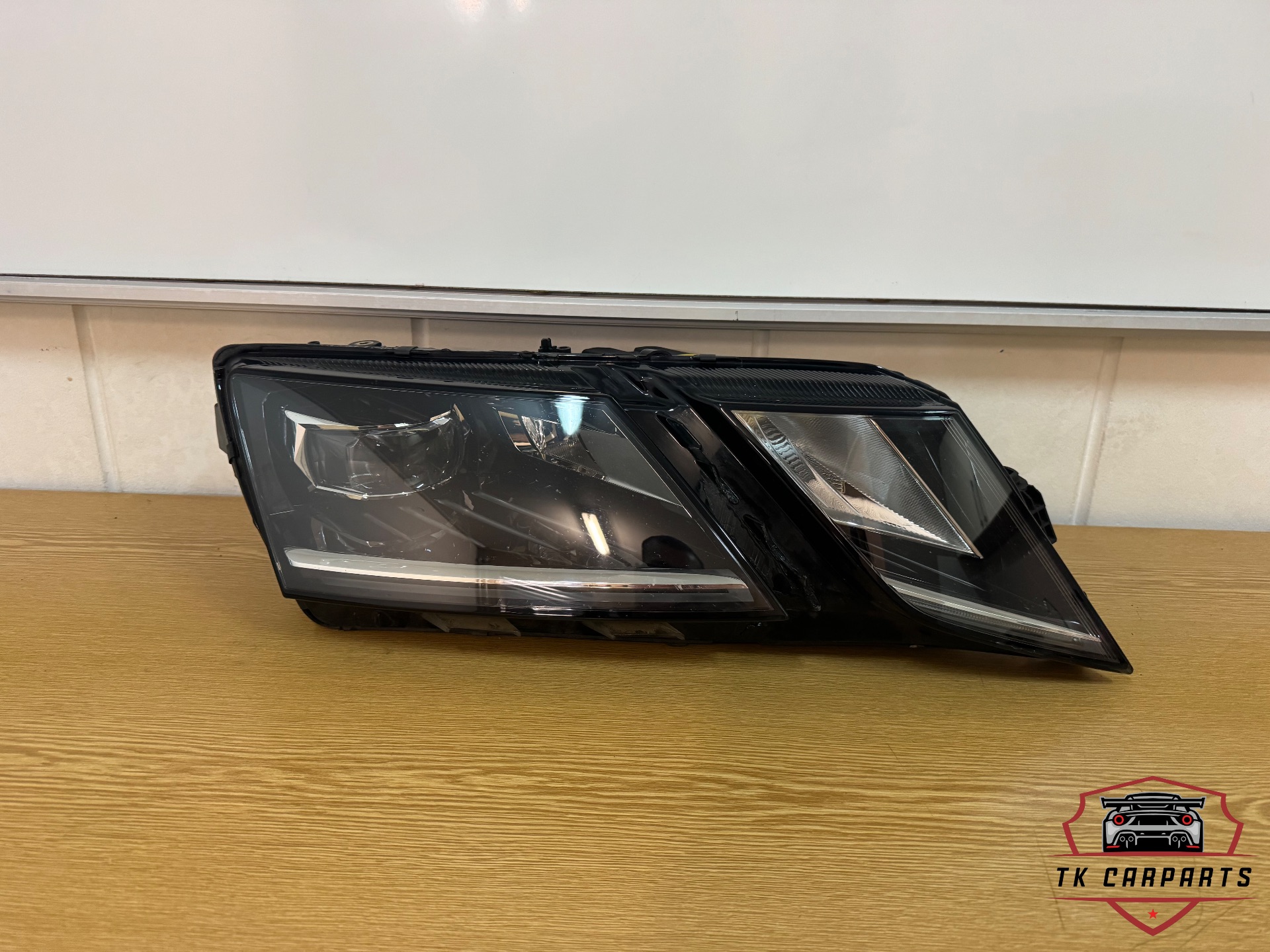 Skoda Octavia LED headlight right 5e1941016f