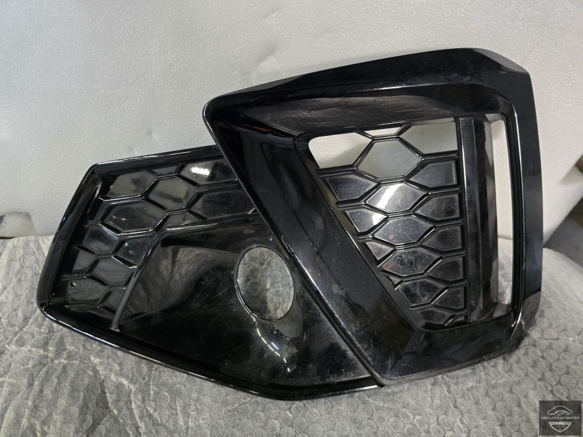 Audi A4 8W FL 19-24 Voorbumper Rooster Links 8W0807681BC