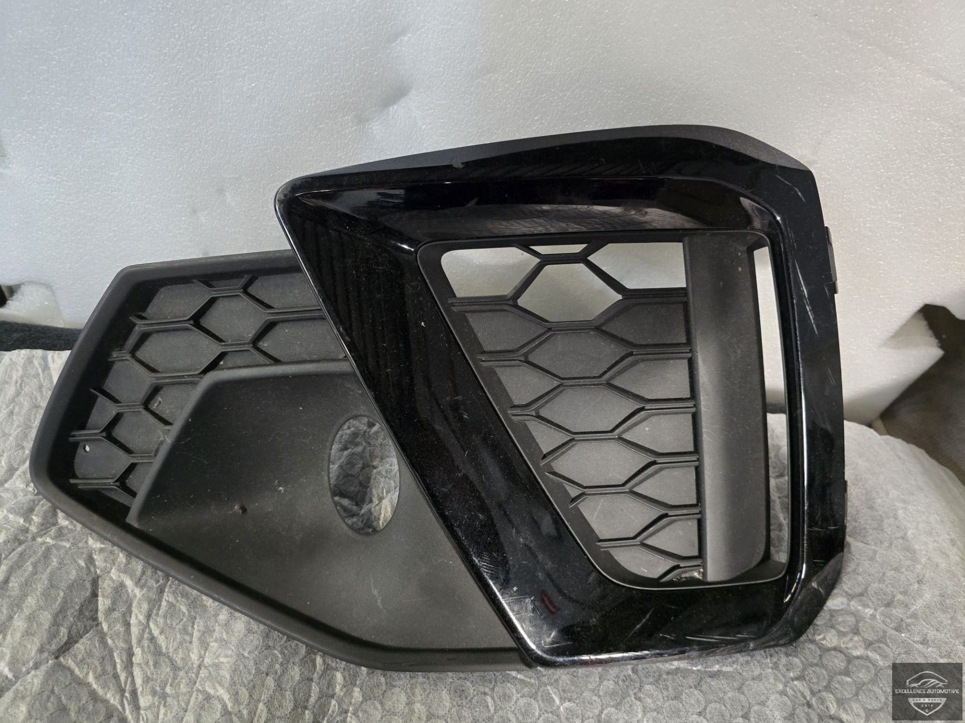 Audi A4 8W B9 Facelift S-Line Rooster Links 8W0807681AM