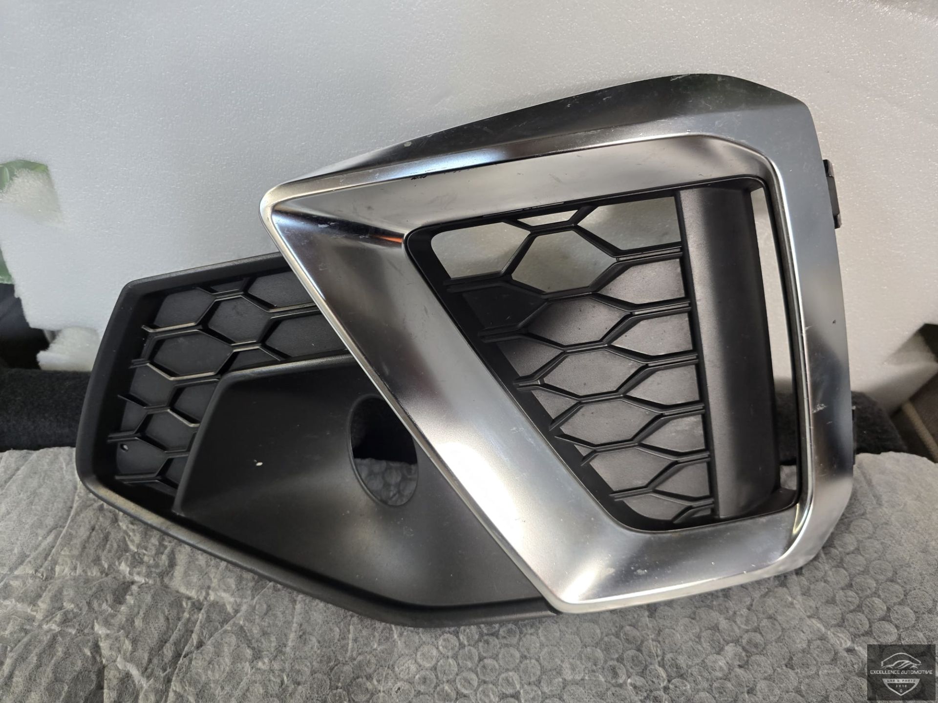 Audi A4 8W B9 Facelift Voorbumper Rooster Links 8W0807681AM