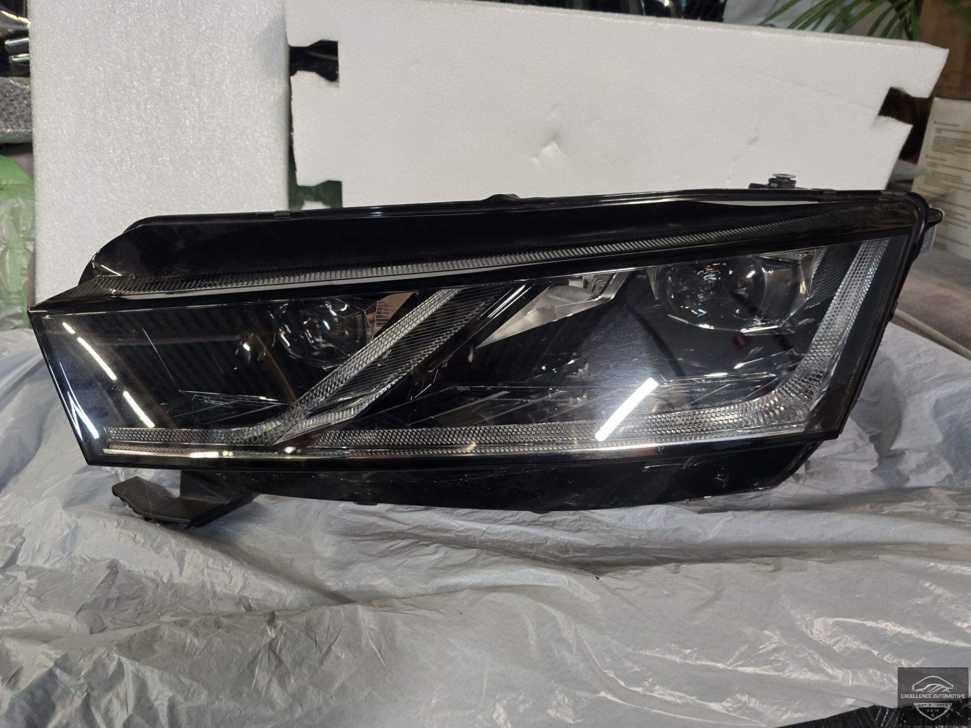 Skoda Octavia 4 2020-2024 LED-Scheinwerfer vorne links 5E41941015A
