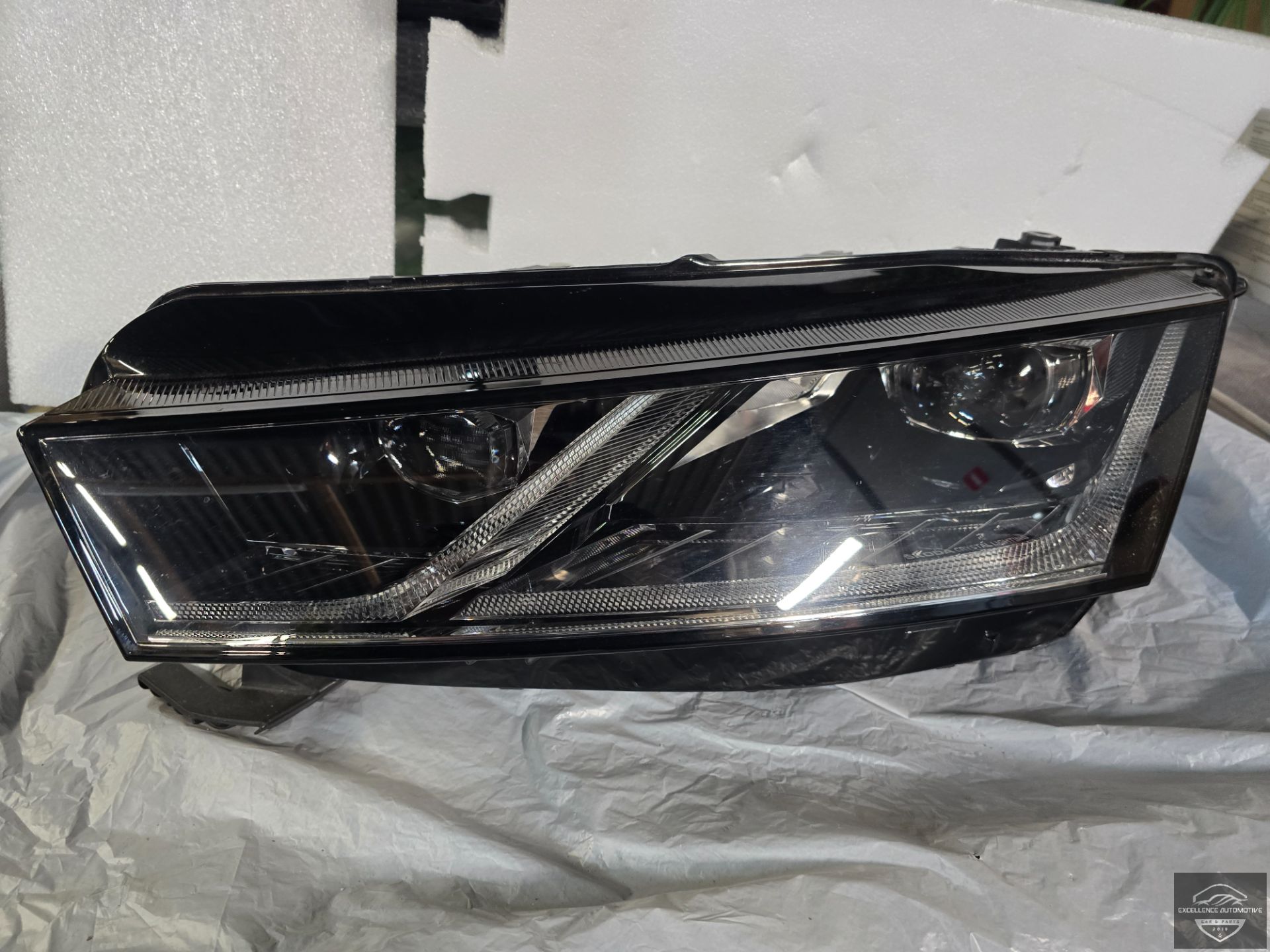 Skoda Octavia 4 2020-2024 LED-Scheinwerfer vorne links 5E41941015A