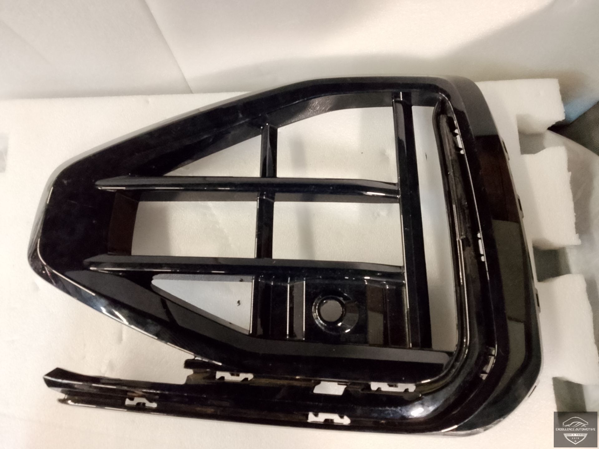 VW Touareg 760 R-Line 2018+ Bumper Rooster Links 760853665K