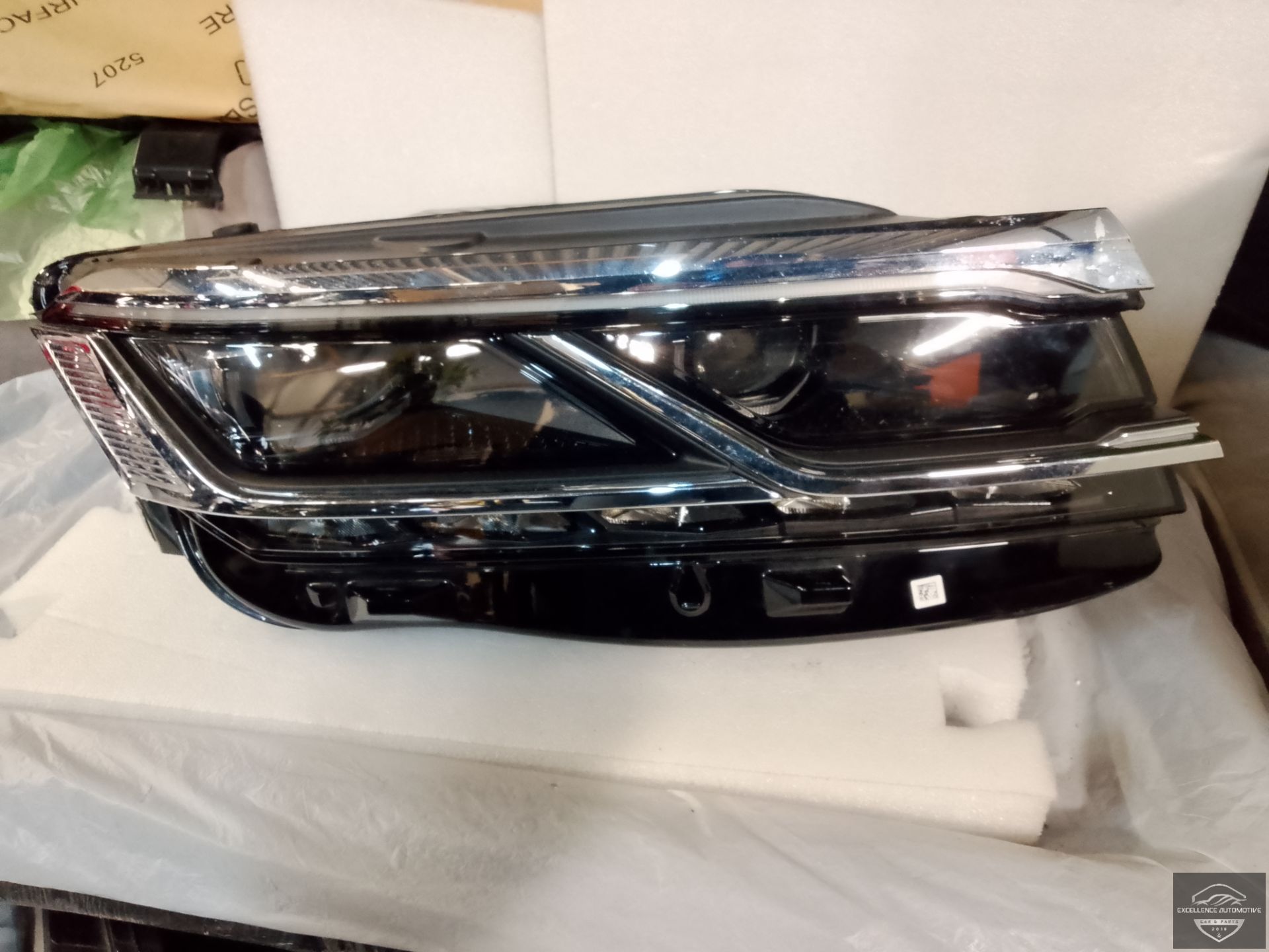 VW Touareg 760 CR7 18-23 Vol LED Koplamp Rechts 761941082