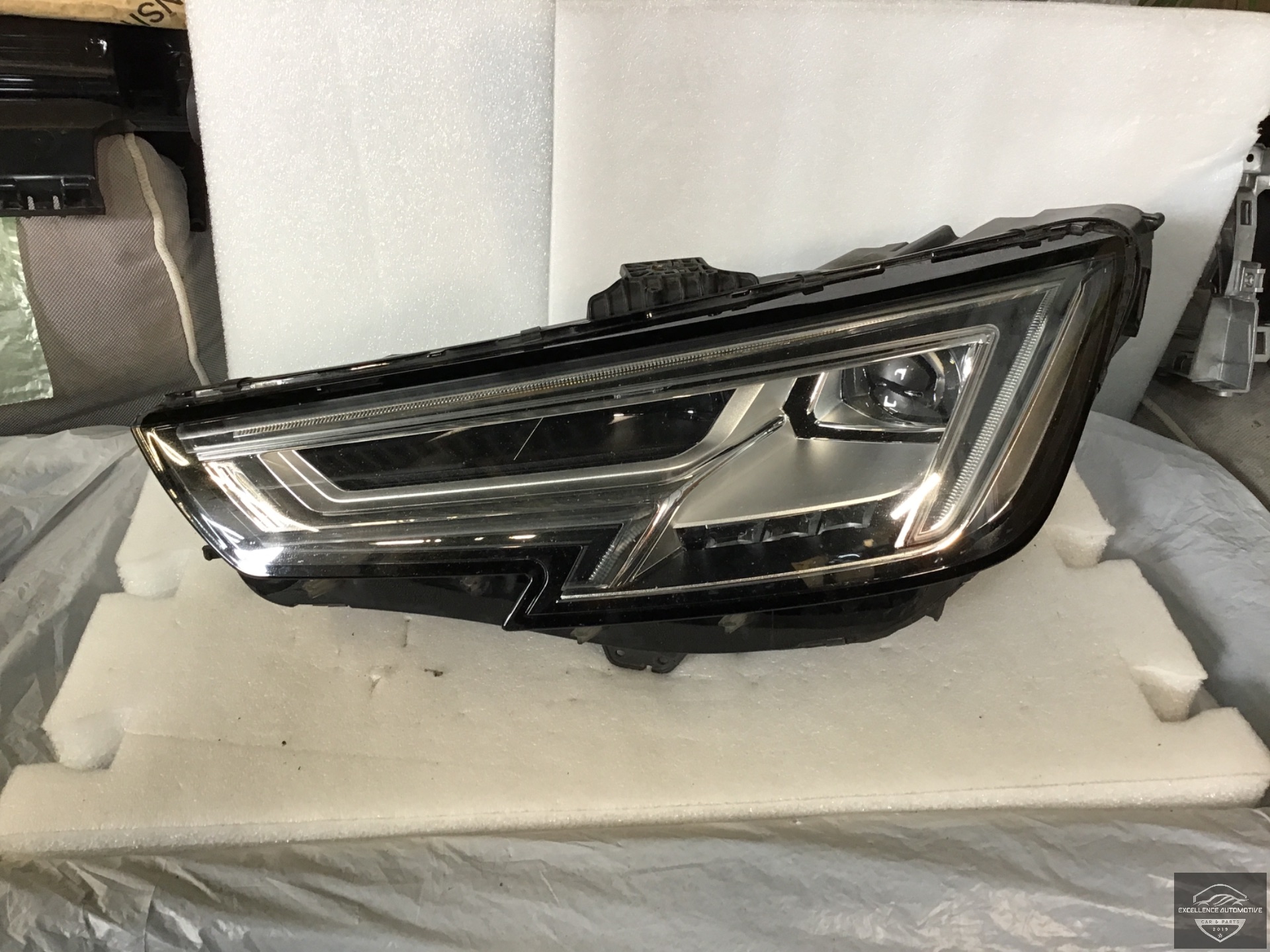 Audi A4 8W 2015-2019 Vol Led koplamp links 8W0941033