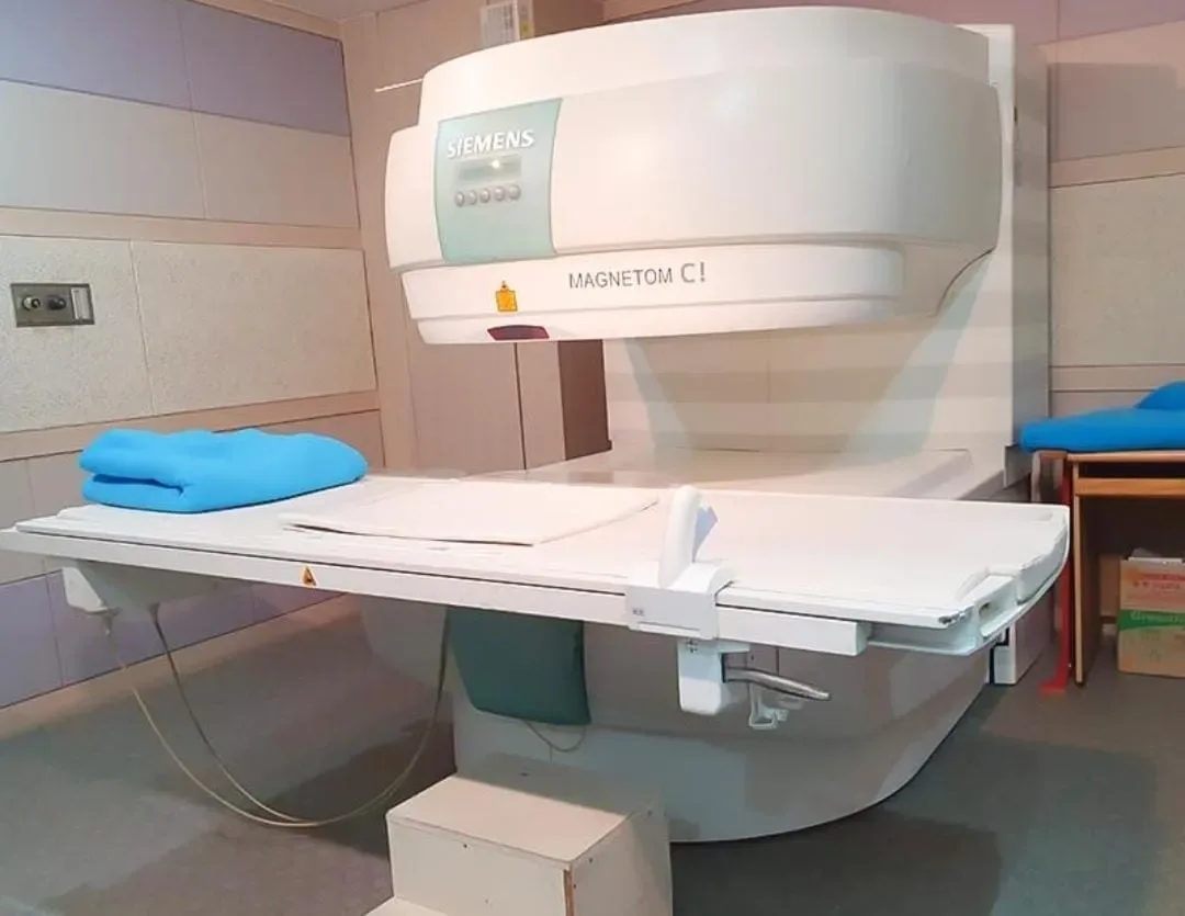 Siemens MAGNETOM C! 0,35 Tesla — Resonancia Magnética Abierta - Imagen 1