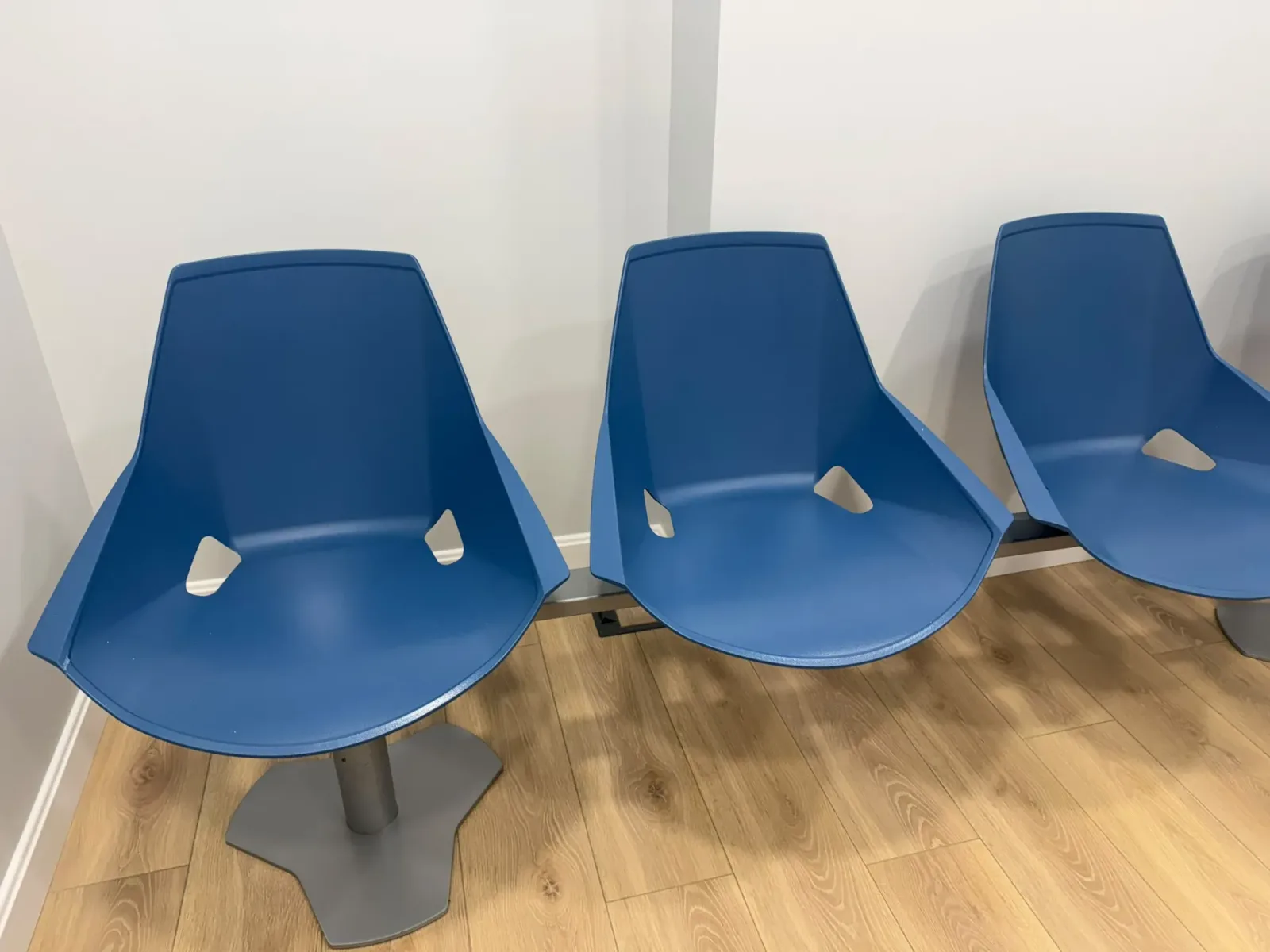 Bancada sala de espera 4 plazas - Estructura metálica y asientos azules - Imagen 1