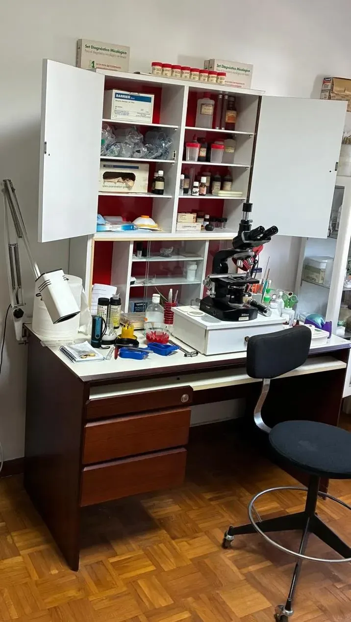 Liquidación de Consulta Médica: Mobiliario, Laboratorio y Biblioteca Histórica - Imagen 1
