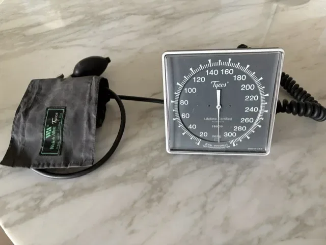 Tensiómetre de paret Welch Allyn, model Tycos, bon estat - Imagen 1