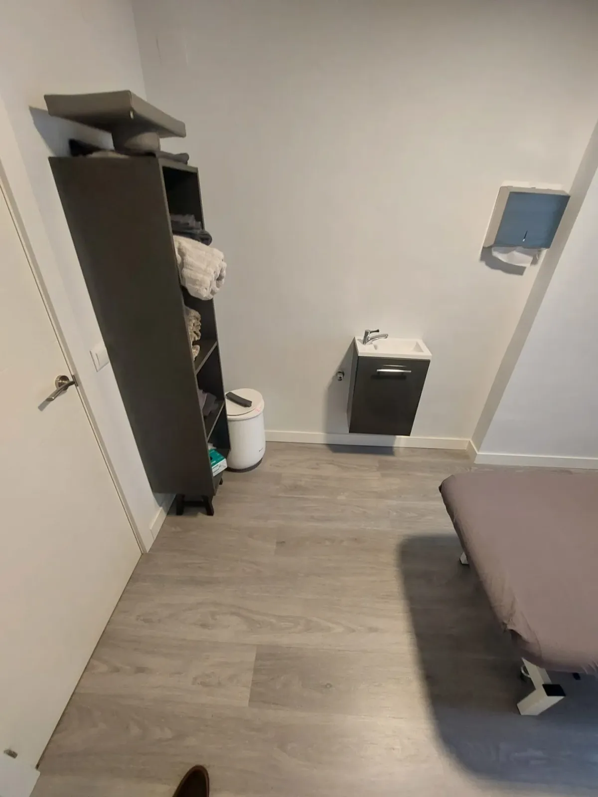 Sala para Fisioterapia o profesional sanitario dentro de una consulta dental en Retiro - Madrid | Alquiler espacio médico | MEETMEDIX