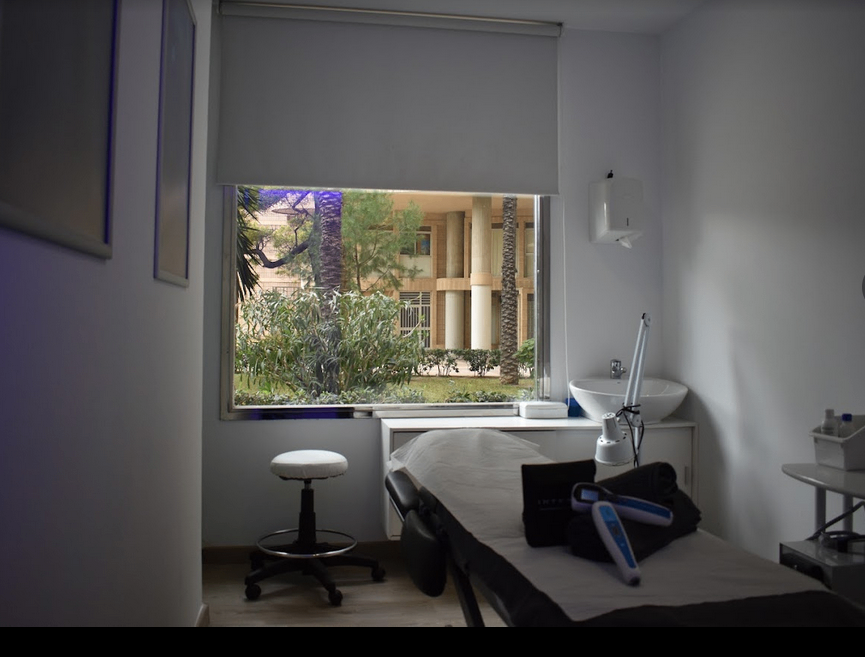 Consulta médica totalmente equipada con recepción y registro sanitario | Alquiler | MEETMEDIX