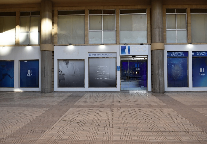Consulta médica totalmente equipada con recepción y registro sanitario - Imagen 7