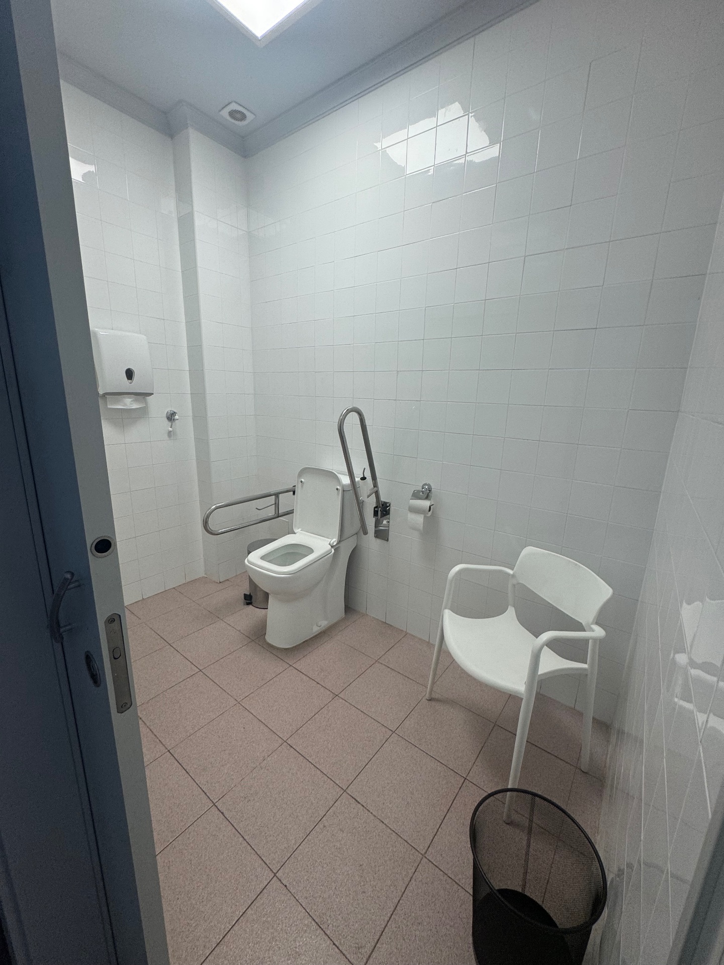 A pie de calle, alta visibilidad, equipado.  - Imagen 3