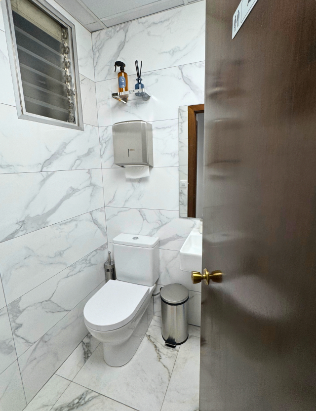 Despacho tranquilo en Gràcia con baño privado y sala de espera - Imagen 3