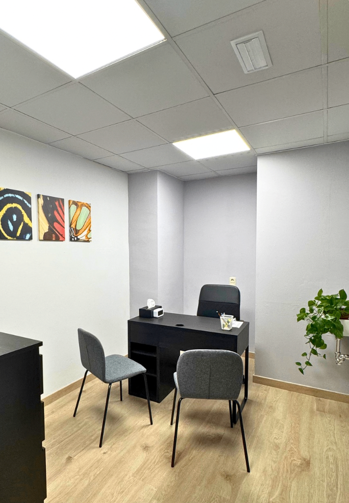 Despacho tranquilo en Gràcia con baño privado y sala de espera | Alquiler | MeetMedix