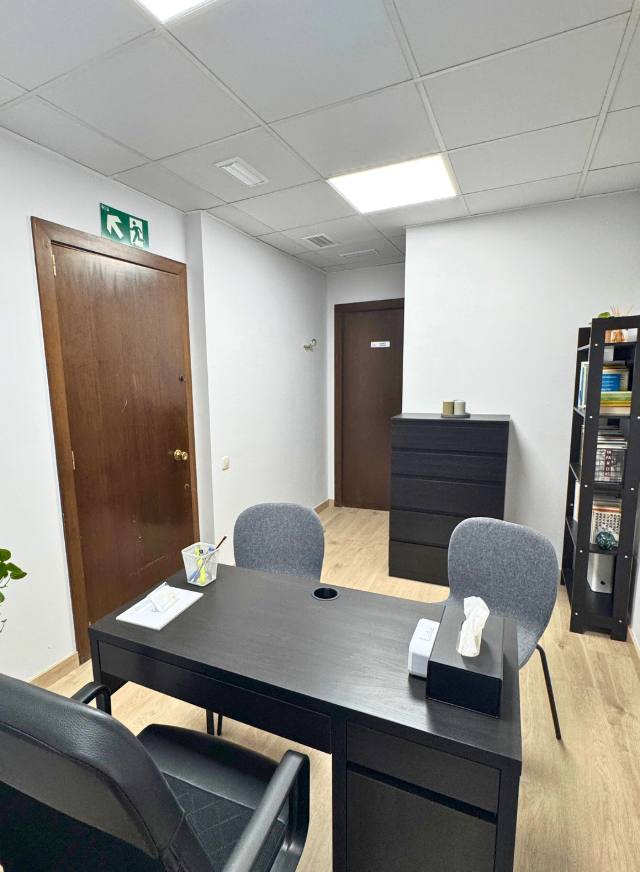 Despacho tranquilo en Gràcia con baño privado y sala de espera - Imagen 2